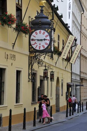 Bierlokal : U Fleku, Prags berühmtestes Bierlokal in der Neustadt, ist im neugotischen Stil eingerichtet. Wahrzeichen ist die große Bieruhr an der Aussenfassade.