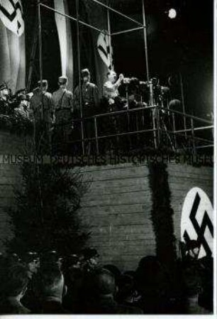 Adolf Hitler spricht bei der Feier zum 1. Mai auf dem Tempelhofer Feld