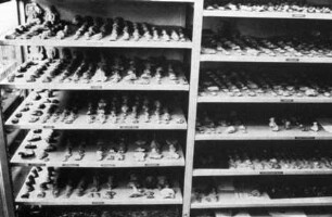 Studiensammlung Alt-Amerika seit 1967. Schrank mit Götterfiguren aus Teotihuacán.