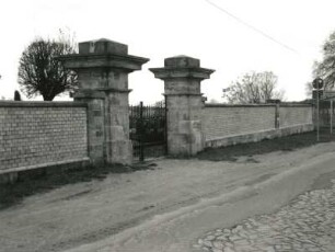 Trossin-Roitzsch, Weidenhainer Straße. Friedhof Roitzsch (um 1900). Toranlage