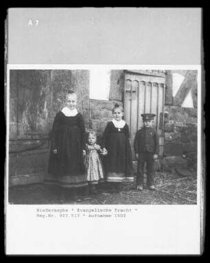 Kindergruppenporträt in evanglischer Tracht