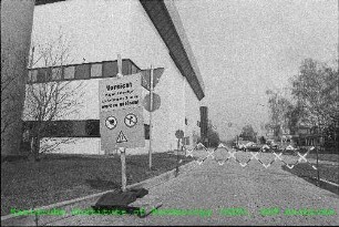Warnschild vor der Zufahrt zur Versuchshalle des Instituts für Technische Physik (ITP)