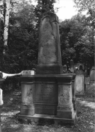 Grabstein 157 [Hahn S. 32/34 Grab-Nr. 1495]