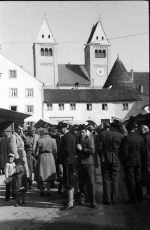 Steingaden: Jahrmarkt vor der Kirche [St. Johannes Baptist] in Steingaden