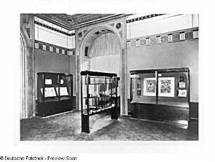 Dresden-Neustadt. Buchmuseum (seit 1935) im Japanischen Palais (1836, Ausmalung G. Semper). Handschriftensaal mit Vitrinen der Firma Ernst Rockhausen Söhne, Waldheim/Sachsen