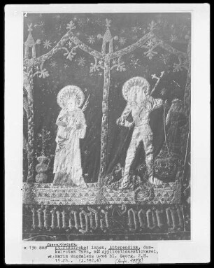 Dunkelrotes Tuch mit Applikationsstickereien: Heilige Magdalena und der Heilige Georg