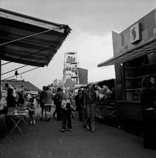 Schützenfest: Veranstalter Bürgerschützengilde von 1627 e.V. Bad Oldesloe: Volksfest bei der Schützenhalle: Sehmsdorfer Weg: Besucher zwischen Jahrmarktständen: hinten Mitte Riesenrad: 28. Juli 1974