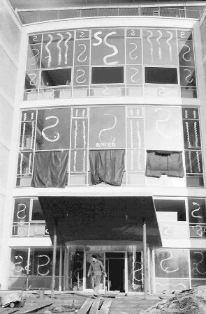 Freiburg: Neubau des französischen Verwaltungsgebäudes Fahenbergplatz; Fensterfront am Haupteingang