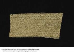 Seidengewebe mit goldenem Blatt- und Blütenmuster auf weißem Grund