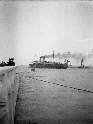 Belgien, abfahrendes Schiff im Hafen