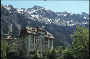 Hotel Regina vor imposanter Alpenkulisse