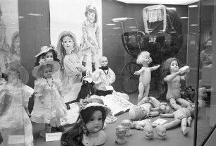 Ausstellung der Puppenrestauratorin Traudy Hähnel in der Stadtsparkasse Karlsruhe am Europaplatz