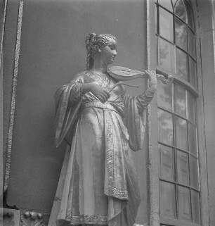 Heymüller, Gottlieb: Gambenspielerin. Sandstein, vergoldet. 1755/1756. Detail: Kniestück. Potsdam: Park Sanssouci, Chinesisches Teehaus