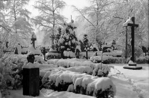 Freiburg, Günterstal: Friedhof Günterstal im Schnee (rechts Kreuz)
