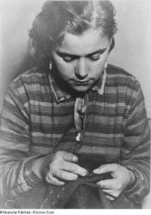 Arbeiterin beim Nähen, um 1928