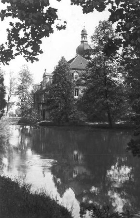 Naundorf-Hof. Neues Schloss (um 1750, 1905 Zwiebelhaube). Ansicht über den Schlossteich