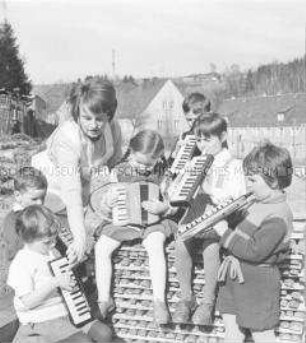 Kinder testen Instrumente aus der Fertigung des VEB Klingenthaler Harmonikawerke