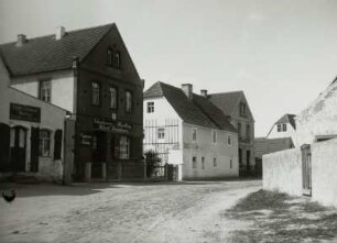 Gohlis, Straßenansicht mit Gehöften und der Colonialwaren-Handlung Robert Kretschmer
