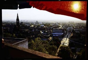 Freiburg: von Dattler-Terrasse, Vordergrund roter Sonnenschirm