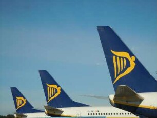 Airport Hahn - Leitwerke von Boeing : Die vormalige US-Air Base bei Hahn im Hunsrück wird jetzt als ziviler Flughafen vor allem von der irischen Gesellschaft Ryanair (Bild: drei Leitwerke von Boeing 737) genutzt. Aufgenommen am 26. Oktober 2010