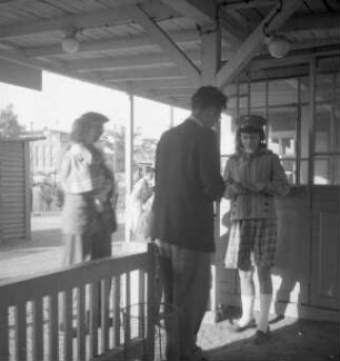 Dresden-Altstadt. Großer Garten. Ausflug mit der Pioniereisenbahn. Schaffnerin bei der Fahrkartenkontrolle am Bahnsteig