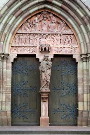 Frankreich. Alsace. Bas Rhin. Obernai. Eglise Saints Pierre et Paul. Eingangsportal