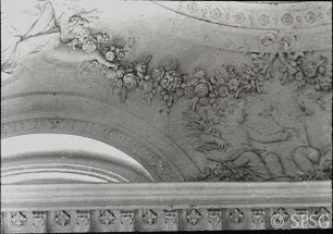 Berlin, Schloss Charlottenburg, Altes Schloss, Treppenhaus, R. 113 / R. 208, Detail des Deckengewölbes in Höhe der Lünetten, Herme mit Putten und Girlande.