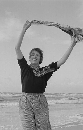 Renate Rössing am Prerower Weststrand, ein Tuch in den Wind haltend