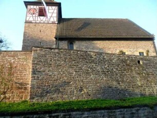 Ansicht von Norden mit Kirche (Kirchturm mit Schlitzscharten) über Kirchhofmauer