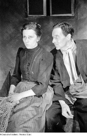 Szenenbilder aus dem Stück "Die Gewehre der Frau Carrar" von Bertolt Brecht am Hebbel-Theater Berlin