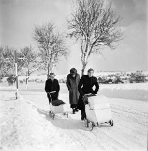 Winterspaziergang mit Kinderwagen