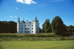 Gartenseite, davor äußerer Schloßgraben