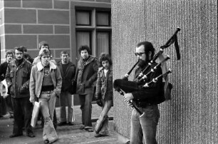 Freiburg: Dudelsackpfeifer vor dem Kaufhaus Schneider