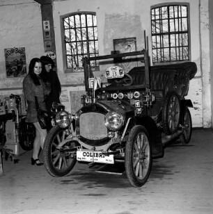 Automuseum: neben Herrenhaus Tremsbüttel: Innenansicht: Oldtimer "Colbri", Baujahr 1904: zwei Besucher