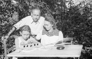 Porträt von Walter Dehmel mit Familie im Garten : Walter Dehmel mit Frau und Enkelsohn beim Spielen an einem Tisch