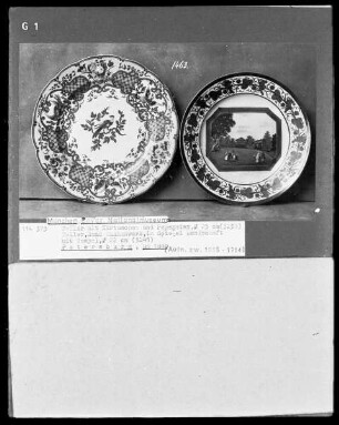 Teller mit Kartuschen und Papageien, Teller mit Rankenwerk am Rand und Landschaft mit Tempel im Spiegel