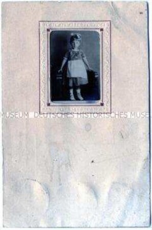 Postkarte mit eingeschobenem Foto eines kleinen Mädchens