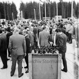 Friedrich-Ebert-Stiftung: Am Kratt: Heimvolkshochschule: Grundsteinlegung durch Bundeskanzler Willy Brandt: Politiker und Gäste: im Hintergrund Fahnen, Bauwagen: im Vordergrund Bierflaschen, 20. April 1971