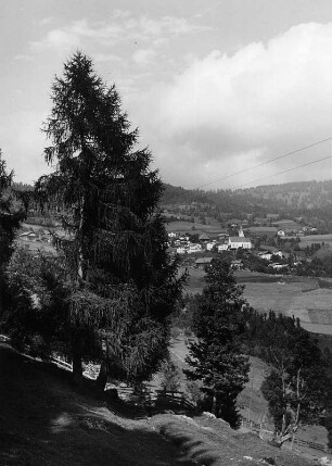 Südtirol. Landschaftsausschnitt mit Ortschaft
