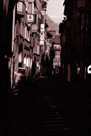 Bozen, Bolzano: Langgasse mit Blick zum Rosengarten