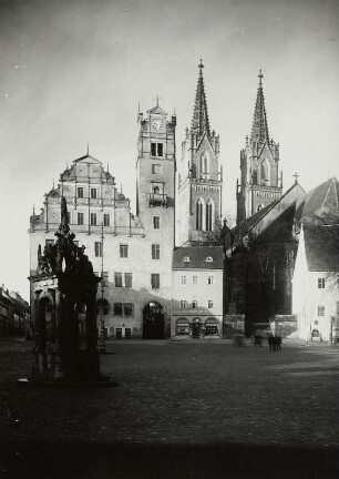 Neumarkt in Oschatz : Oschatz, Neumarkt, Westseite, Ansicht mit Marktbrunnen, Rathaus (1536-1537, Wiederaufbau: 1842), Wohnhaus (ehem Ratsapotheke), Stadtkirche St. Aegidien (1443-1464, Wiederaufbau: 1846-1849) und Alter Wache
