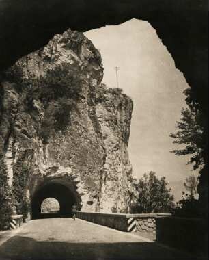 Bei Riva del Garda. Oberitalien. Die tunnelreiche Gardasanastraße am Gardasee