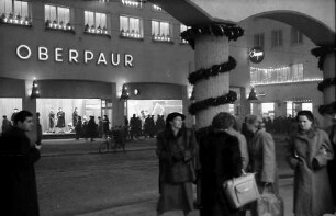 Freiburg: Kaiserstraße, Durchblick durch Arkade auf Oberpaur