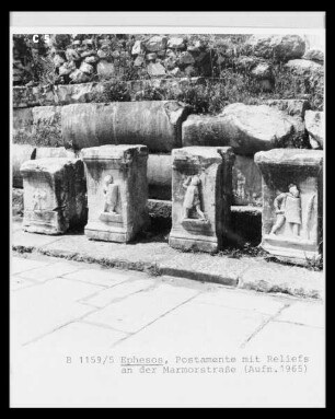 Basis mit Gladiator-Relief an der Marmorstraße