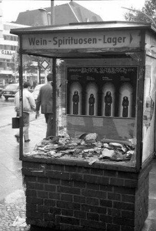 Berlin: Eingeworfener Schaukasten am Kurfürstendamm
