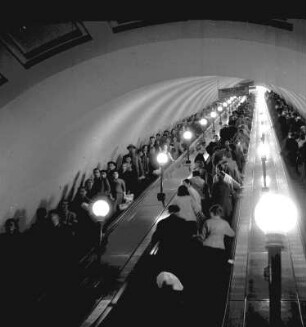 Passagiere auf Rolltreppen der Moskauer Metro