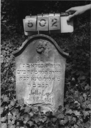 Grabstein 502 (Index: 99789193) Maße HxBxT: 70x41x10 cm Besonderheit: Name: RSA: Zivi, wohl verlesen; - Kindergrab: Grabstein 502