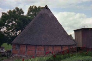 Rohlfshagen: Wurth: Altenteilerkate aus Fachwerk mit Reetdach: Giebelseite