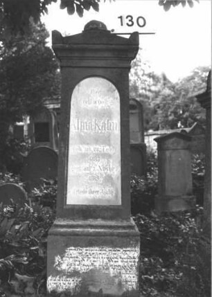 Grabstein 130 (Index: 100114307) Material: Sandstein mit weißer Marmorplatte Zustand: vor allem Sockel stark verwittert mit Textverlust Maße HxBxT: 135x40x18 cm Beschreibung: Stele, Sockel, Giebel mit Mittel- und Eckakroteren, Schrifttafel mit Rundbogen Besonderheit: Kindergrab: Grabstein 130