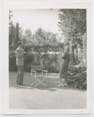 Marlene Dietrich, Fotoshooting im Garten der Villa von Dorothy di Frasso (Beverly Hills, 1935) (Archivtitel)